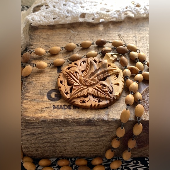 Vintage Stunning Wooden Medallion Flower Bohemian Necklace Women’s Jewelry - Picture 2 of 7